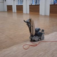 Stäbchenparkett Turnhalle schleifen